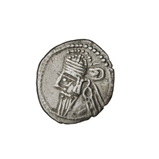 Drachma of Artabanos IV (king of Parthia; 213–224 AD). Obverse: bust of Artabanos IV wearing a
