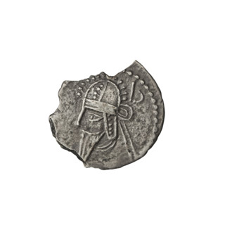 Drachma, Artabanos IV (king of Parthia; 213–224 AD). Obverse: bust of Artabanos IV wearing a tiara,