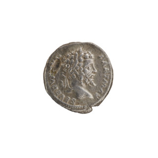 Denarius, emperor standing in front of a tripod, Septimius Severus (Roman Emperor; 146–211) —