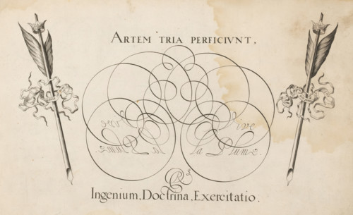 Two crowned quill pens with a banderole and the text: Vive la Plume, Artem tria perficiunt,