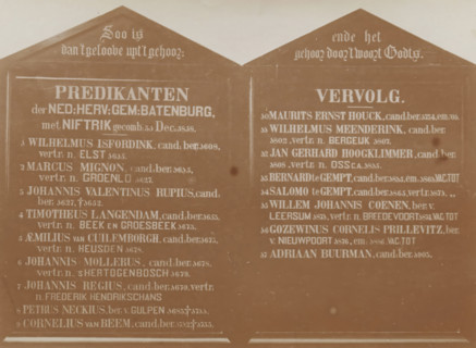 Plate with names of former ministers from Batenburg, photograph, page, photographer: Benjamin