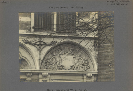 Facade Koornmarkt WZ No. 81. Tympan on the ground floor, Tympanum on the facade of a house on the
