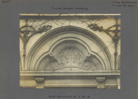 Facade Koornmarkt WZ No. 81. Tympan ground floor, Decoration on the facade of a house on the