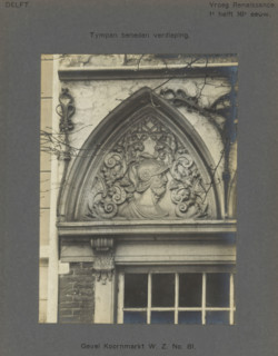 Tympan on the facade of a house on the Koornmarkt in Delft, decorated with a man's head with a