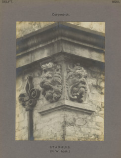 Town Hall. (NW corner.) Cordon block, Cornerstones of the town hall in Delft, decorated with a