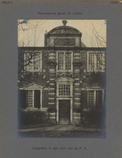 Placed in the garden of the PS Renaissance facade from Leiden, Facade in the garden of the