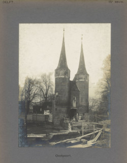 View of the East Gate in Delft, East Gate, photograph, inscription: 'Delft. 15th century.',