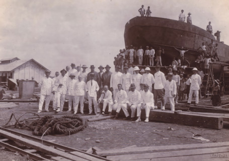 Farewell visit Chief Engineer Fritzlin, Belawan Ocean Port, photograph, Group photo at the