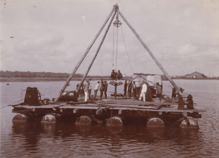 Boiling rig in the channel, Belawan Ocean Harbor, photograph, Floating raft with a drilling rig, at