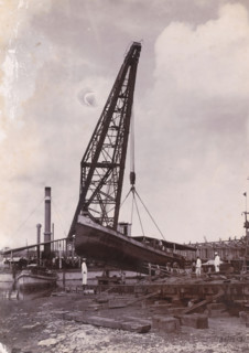 Laying out the tugboat 'Cornelis' to be repaired, Oceaanhaven Belawan, photograph, A tugboat is