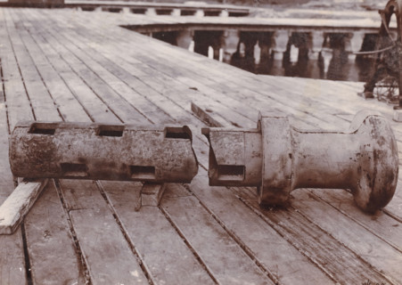 Bollard (broken), Belawan Ocean Harbor, photograph, A broken machine part (bollard). Numbered: 175b