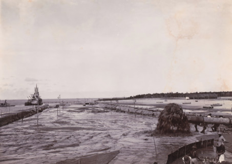 Sand loading by GG Idenburg. Height 2m + BP.), Belawan Ocean Harbour, photograph, Sand loading by
