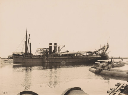 Sludge and sand dredger GG Idenburg, Ocean Harbour Belawan, photograph, The hopper dredger GG