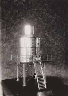 Scale model of a cooking pot, photograph, without the glass cover of the display cabinet. Part of