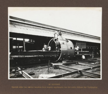 Sf. Gending, Special mode of transport suspended between two wagons of the first body of the