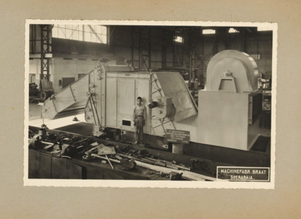 Braat dryer for the Kertamanah tea factory, album page, photograph, Album page with a photo of a