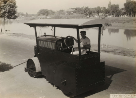 Roller with operator, album page, photograph, Album page with a photo of a roller with the Javanese