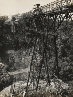 Railway bridge over the Ci Somang under construction, album page, photograph, Album page with a