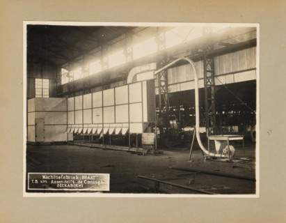 Theewan, album page, photograph, Album page with a photograph of an installation ('theewan')