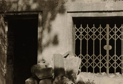 Enlargement of part of a ruin, with a sliding gate on the right and a doorway on the left,