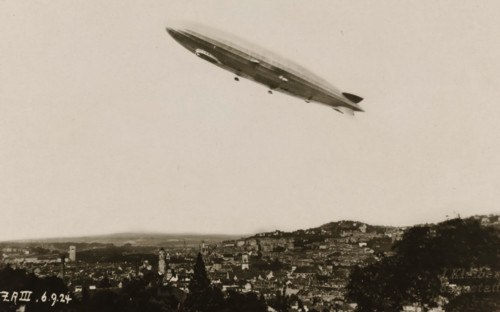 Flying Zeppelin over a city, photograph, Flying Zeppelin over a city., 1924-09-06, photographer,