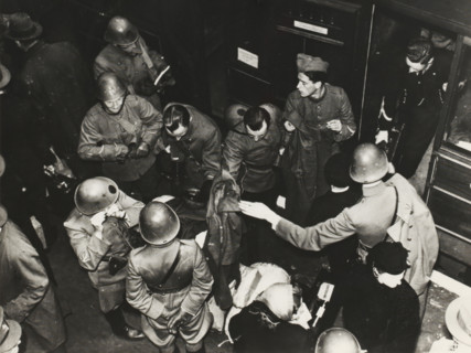 Dutch soldiers in London, photograph, Photo, taken from a certain height, with several (Dutch)