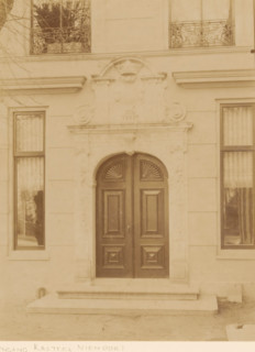 Portal of Nienoord Manor in Leek, photograph, annotation: 'Entrance of the castle (modern),