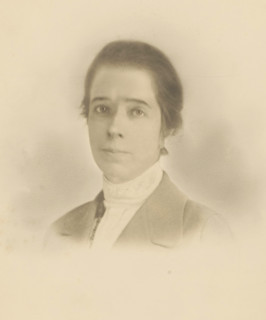 Portrait of unknown woman, photograph, photographer: circle of Cornelia Hendrika Jonker, 1880 -