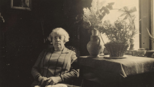 Portrait of Line van der Linden, photograph, photographer: circle of Cornelia Hendrika Jonker,