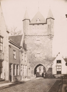 View of the Dijkpoort in Hattem, photograph, annotation: 'a, Hattem', annotation: 'Hattum,