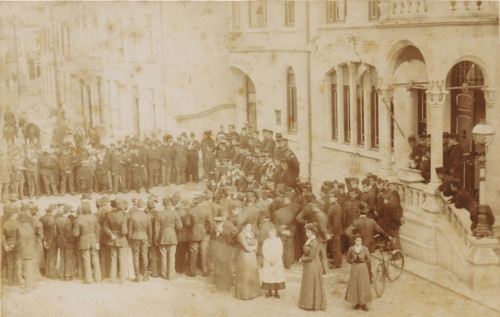 Soldiers in front of the town hall of Valkenburg, Headquarters maneuvers in Limburg 1901, done in