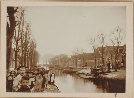 View of a canal in Edam, photograph, annotation: 'Vaart te Edam', monogram: 'HI', photographer: