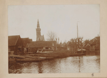 View of Edam with church tower and shipyard, photograph, monogram: 'HI', annotation: 'Scheepswerf