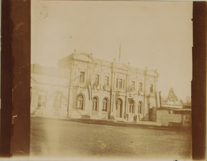 Exterior of a building, probably on Church Square in Pretoria, photograph, Pretoria, 1898,