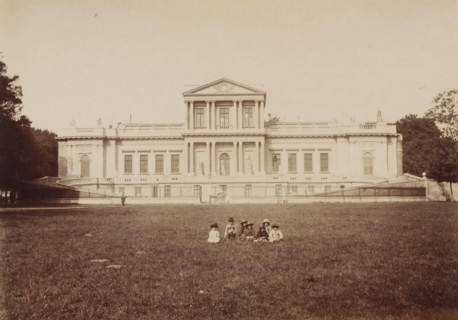 Paviljoen Welgelegen in Haarlem, with children sitting on the grass, photograph, annotation: '(top.