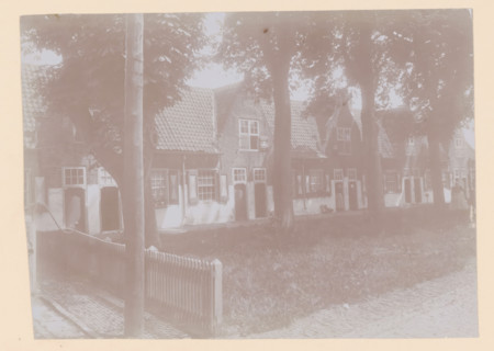 Courtyard of the Old Men's House in Naaldwijk, photograph, annotation: 'Facades of the Old Men's