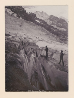 Crevasse am Eigergletscher, Two men at a crevasse in the Eiger Glacier, photograph, This photo is