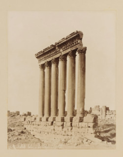View of the pillars of the Temple of Jupiter in Baalbek, Lebanon, Balbek-Colonnes du temple du