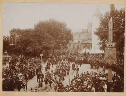 Carriage with Princess Wilhelmina and Queen Mother Emma, Frederiksplein, Amsterdam, photograph,