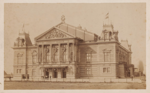 Concertgebouw, Amsterdam, photograph, viewed from the front right, the entire building is visible