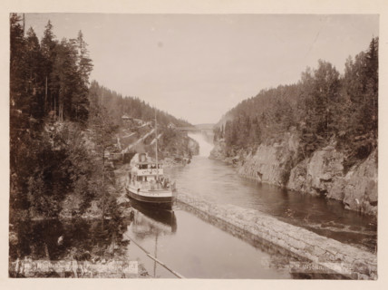 Vrangfos, Telemarken, photograph, Frontal view of a boat passing through a lock, with the river