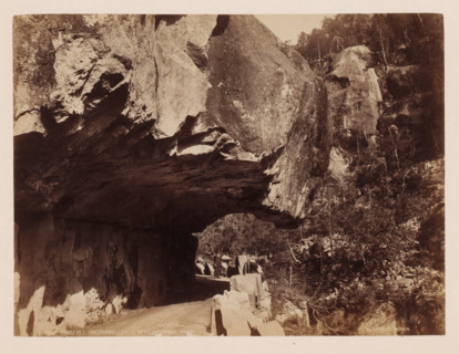 Parti ved halvtunnellen I Bratlandsdalen, Suldal, Norway, photograph, Tunnel of overhanging rocks.,