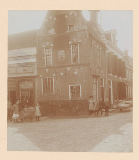 House in Dokkum, photograph, annotation: 'Dokkum House April 1911, (Friesland), Dokkum
