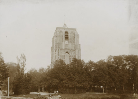 View of the Oldehove with nearby park in Leeuwarden, photograph, Leeuwarden, 1890 - 1910,