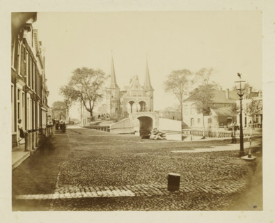View of Sneek with the city side of the Sneeker Waterpoort, photograph, annotation: 'f1, - ...,