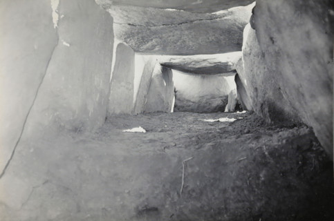 Kerguntuil Dolmen, Trégastel, photograph, inscription: 'afdr, Ban v He, Het interieur van de, allée