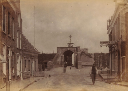 Street to the Great Water Gate in Delfzijl, photograph, name: 'JG Kramer', inscription: 'Poort van