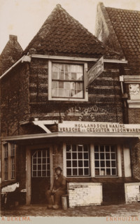 Exterior of a shop selling fish products and ship supplies in Enkhuizen, photograph, inscription: