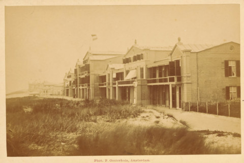 Facade of a building along the beach of Scheveningen, photograph, inscription: 'Scheveningen',