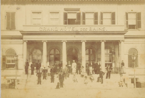Group portrait of (presumably) employees on the steps of the Municipal Baths (Grand Hôtel des